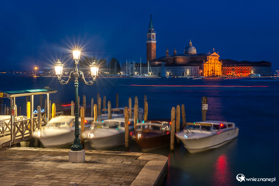 Wenecja. Wenecka laguna po zmroku. - foto: wnieznane.pl
