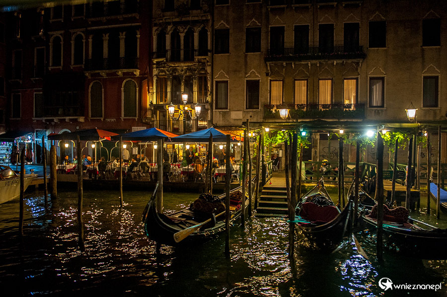 Wenecja. Po zmroku Canal Grande prezentuje się naprawdę malowniczo. - foto: wnieznane.pl