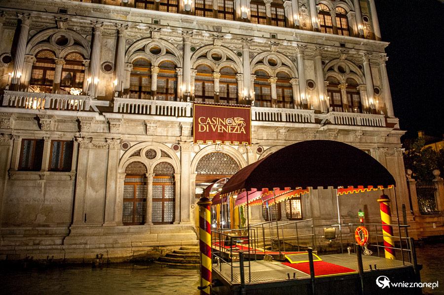 Wenecja. Oświetlone wejście do weneckiego kasyna. - foto: wnieznane.pl