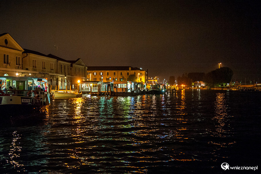 Wenecja. Światła odbijają się w wodach kanałów. - foto: wnieznane.pl