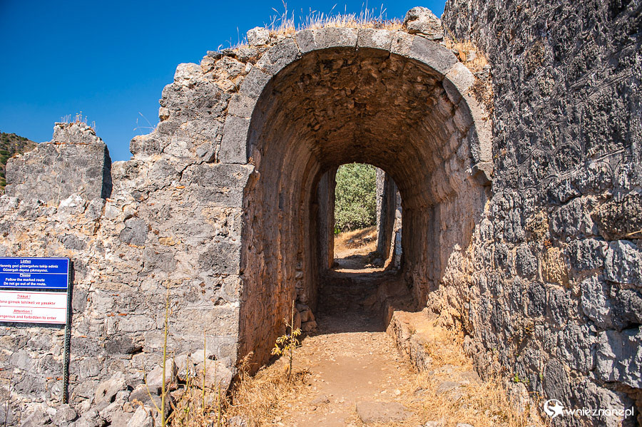 Ruiny na Gemiler Island. - foto: wnieznane.pl