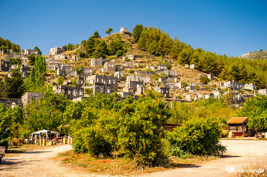 Ruiny opuszczonej miejscowości Kayakoy. - foto: wnieznane.pl