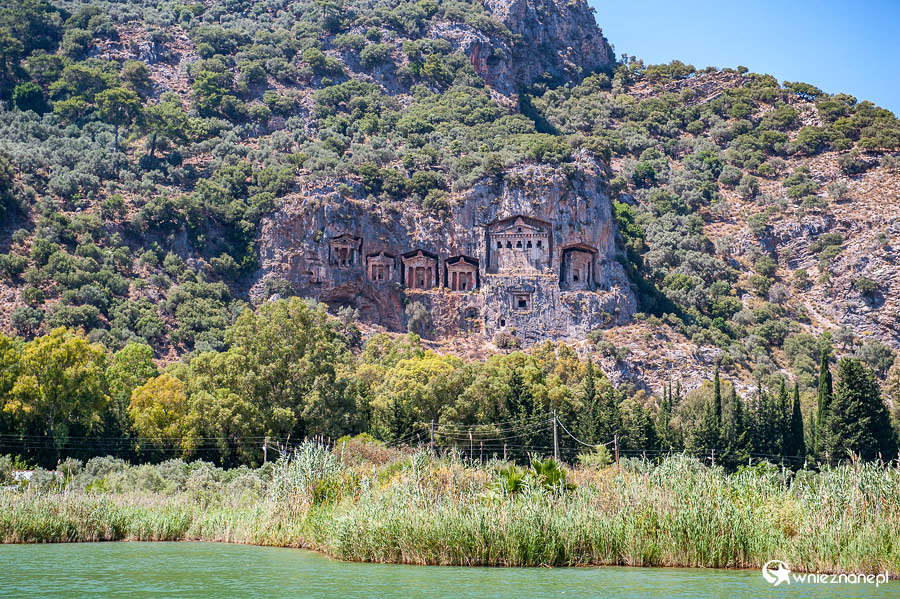 Grobowce likijskie wzdłuż rzeki Dalyan. - foto: wnieznane.pl