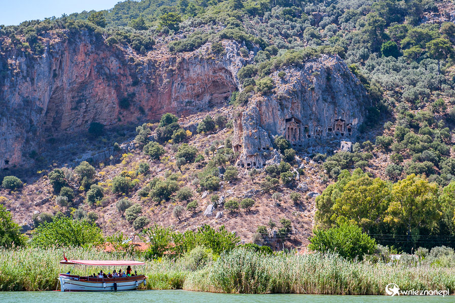 Grobowce likijskie wzdłuż rzeki Dalyan. - foto: wnieznane.pl