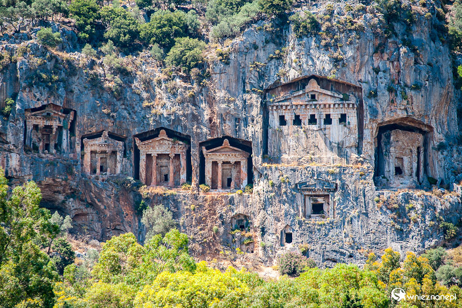 Grobowce likijskie wzdłuż rzeki Dalyan. - foto: wnieznane.pl
