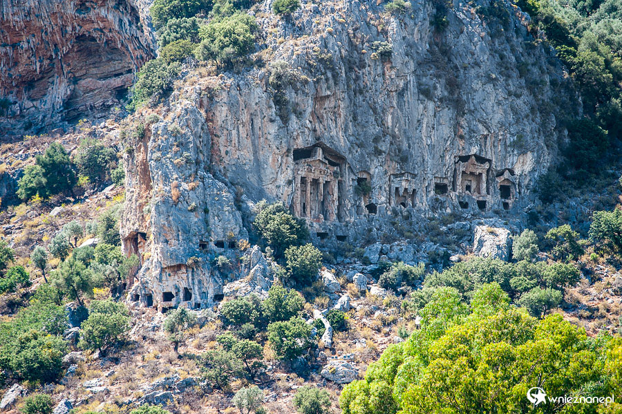 Grobowce likijskie wzdłuż rzeki Dalyan. - foto: wnieznane.pl