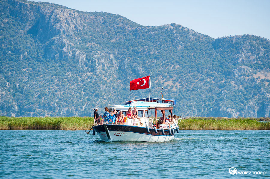 Łódź na rzece Dalyan. - foto: wnieznane.pl