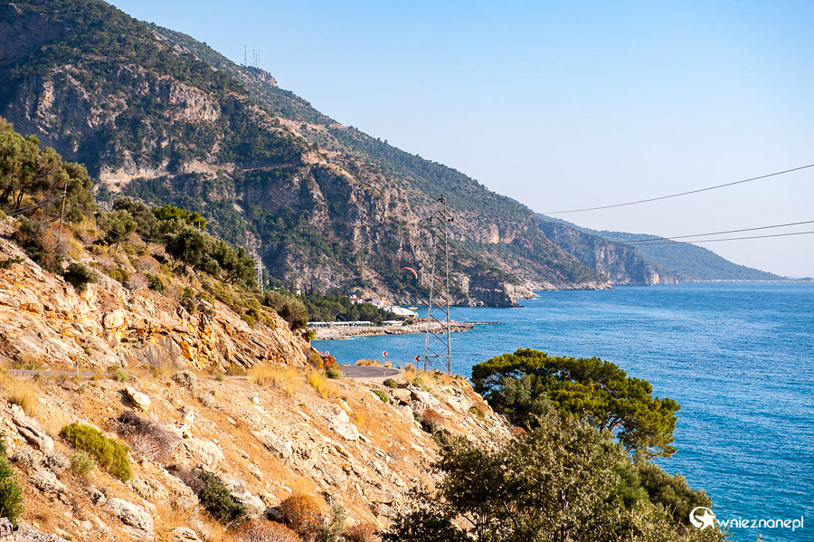 Oludeniz. Wybrzeże w okolicy Oludeniz. - foto: wnieznane.pl