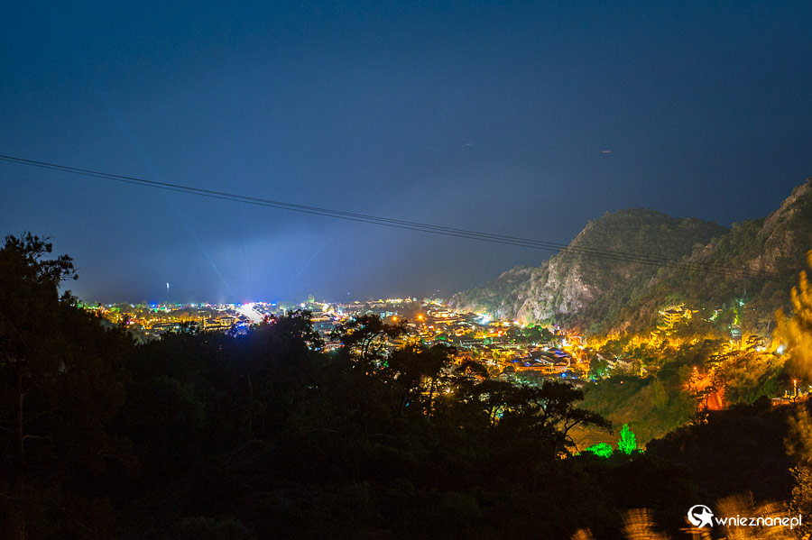 Oludeniz. Miasto nocą. - foto: wnieznane.pl