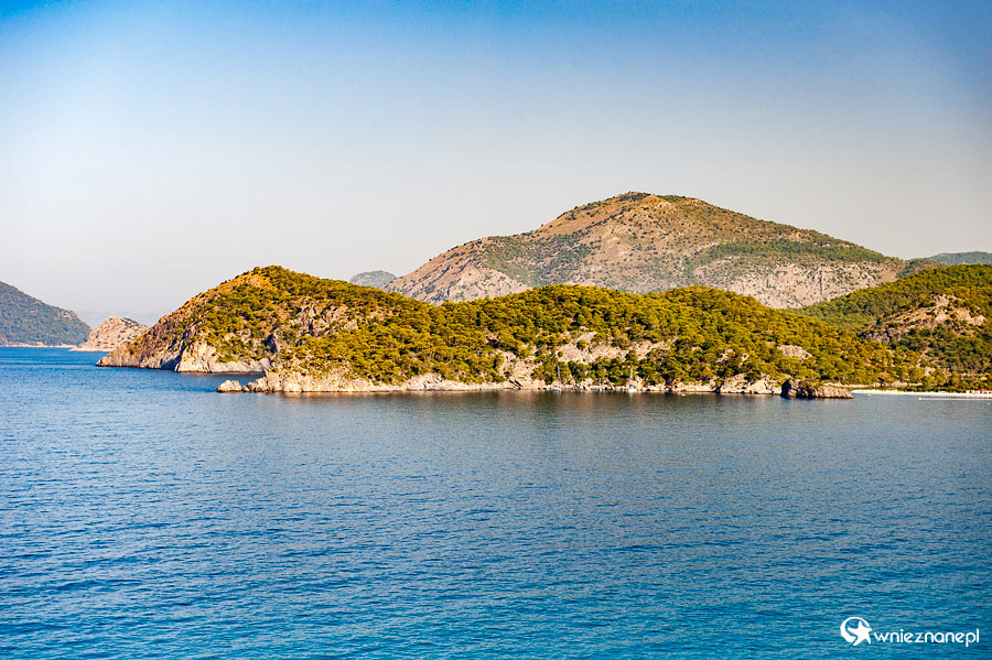 Oludeniz. Wybrzeże w okolicy Oludeniz. - foto: wnieznane.pl