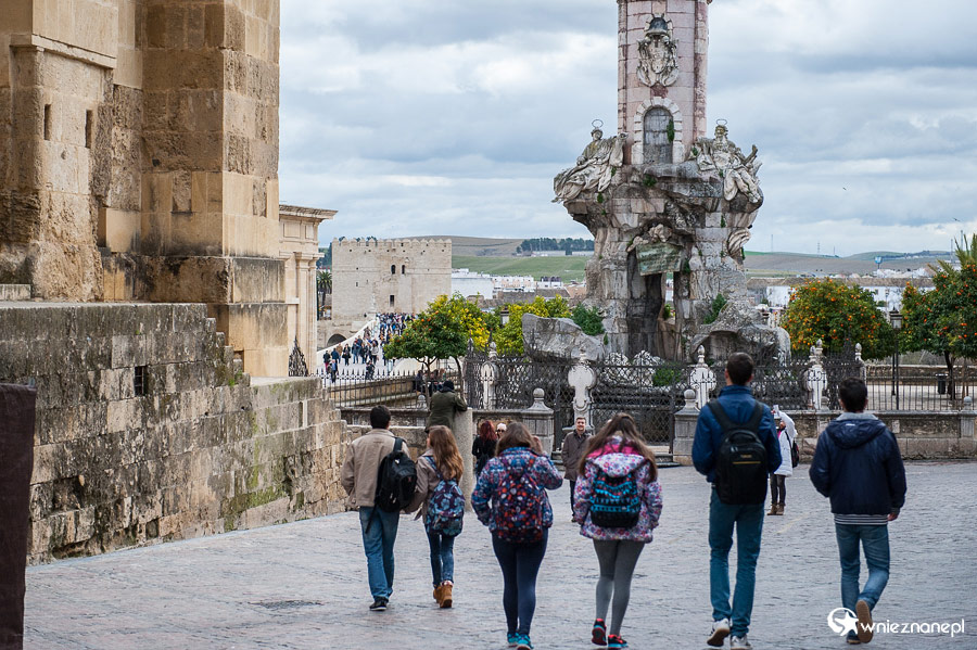 Kordoba. Plaza del Triunfo z posągiem triumfalnym. - foto: wnieznane.pl