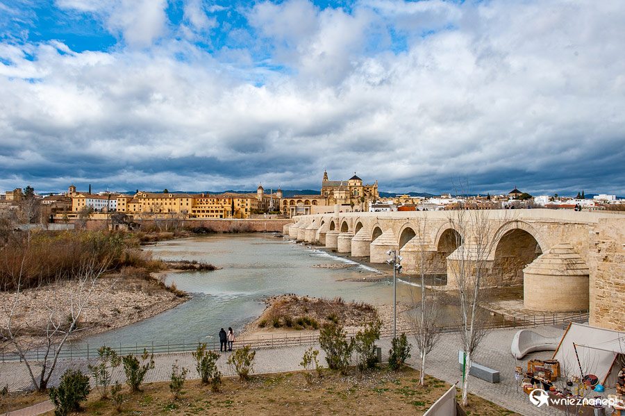 Kordoba. Zabytkowy pieszy most - Puente Romano. - foto: wnieznane.pl