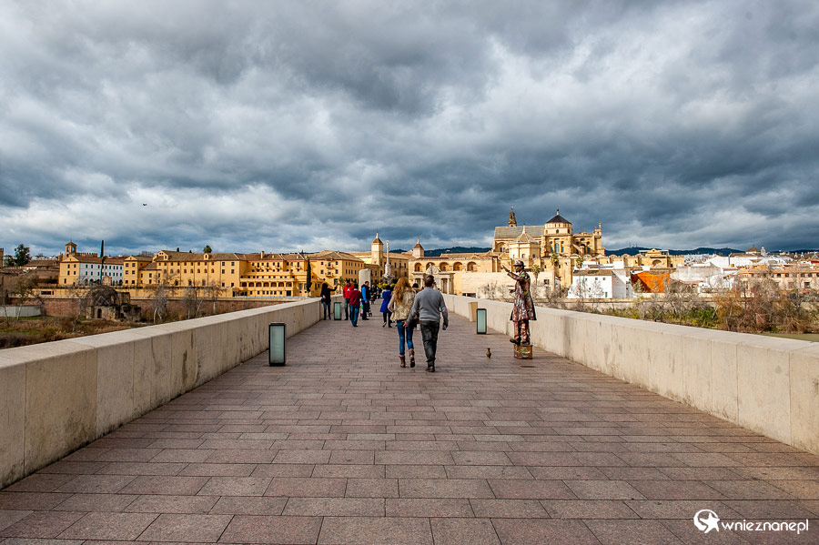 Kordoba. Zabytkowy pieszy most - Puente Romano. - foto: wnieznane.pl