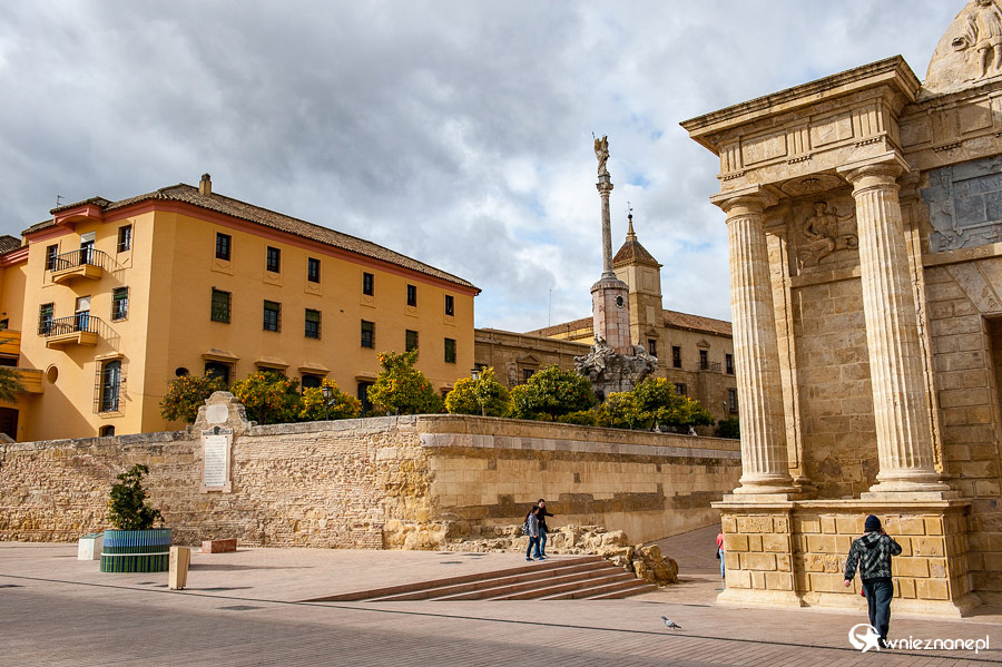 Kordoba. Plaza del Triunfo z posągiem triumfalnym. - foto: wnieznane.pl