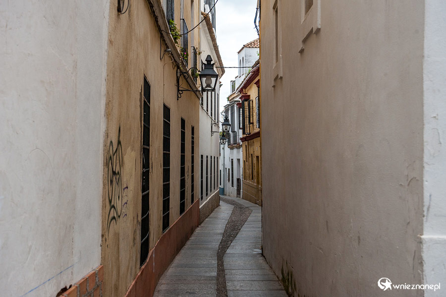 Kordoba. Wąska uliczka gdzieś w centrum. - foto: wnieznane.pl