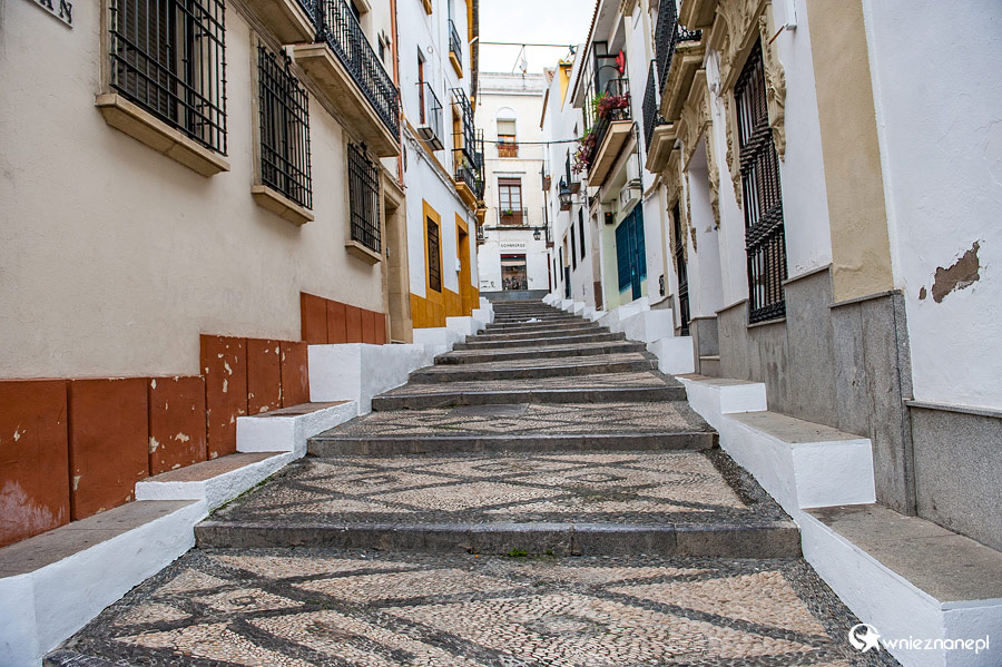 Kordoba. Schody wyłożone otoczakami. - foto: wnieznane.pl