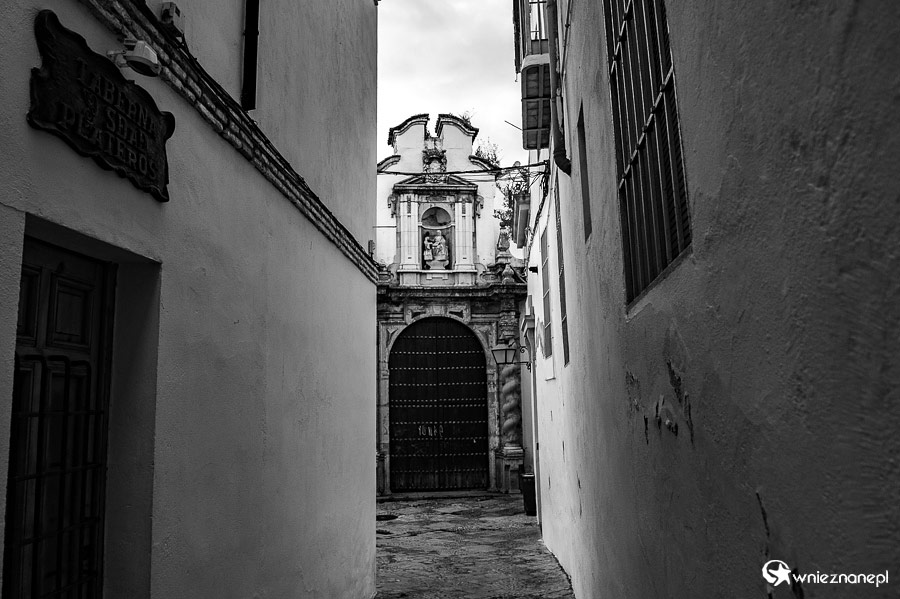 Kordoba. Zaułek z kościołem. - foto: wnieznane.pl