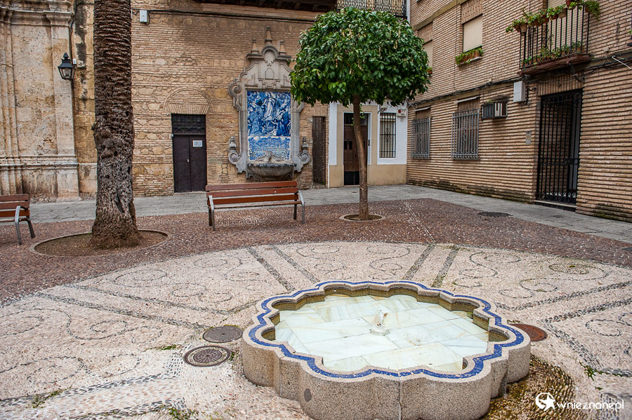 Kordoba. Na placu przed Kościołem de San Francisco. - foto: wnieznane.pl