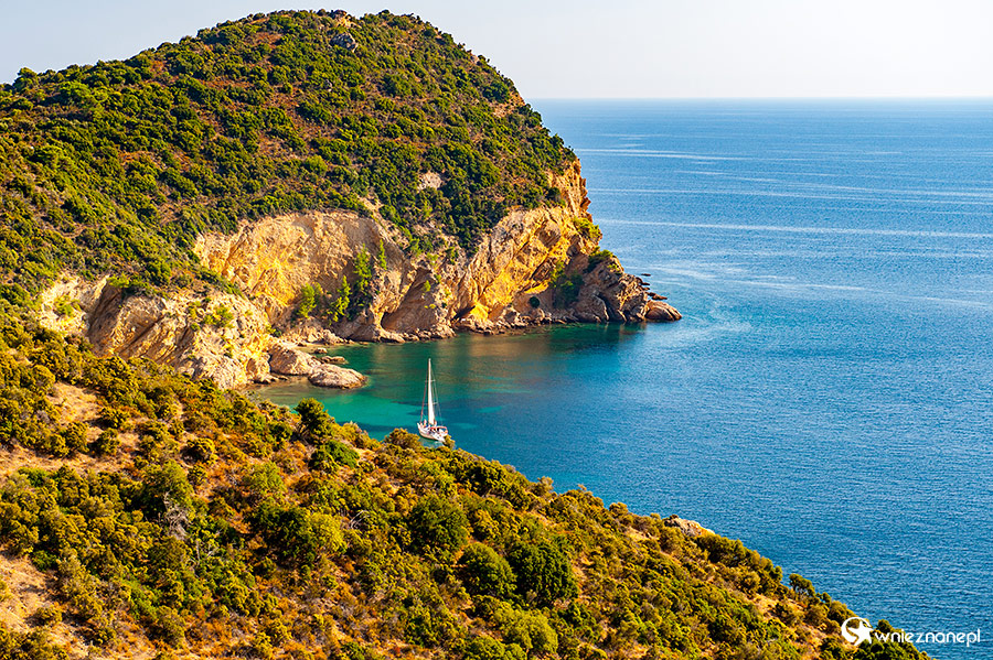 Thassos. Skaliste zachodnie wybrzeże wyspy. - foto: wnieznane.pl Thassos. Skaliste zachodnie wybrzeże wyspy. - foto: wnieznane.pl