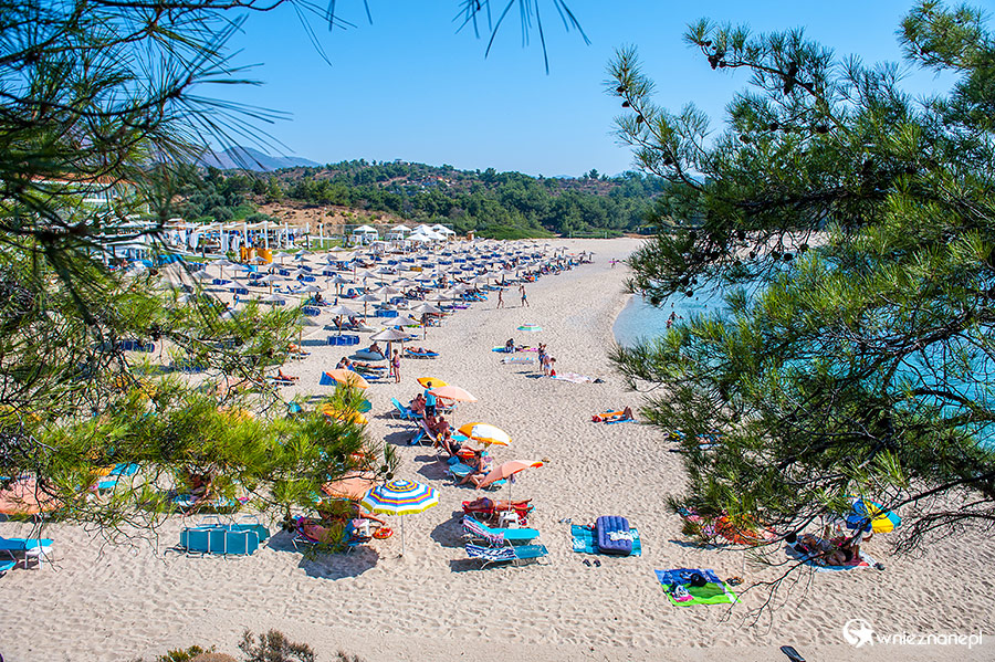 Thassos. Piaszczysto-żwirkowa plaża Trypiti. - foto: wnieznane.pl