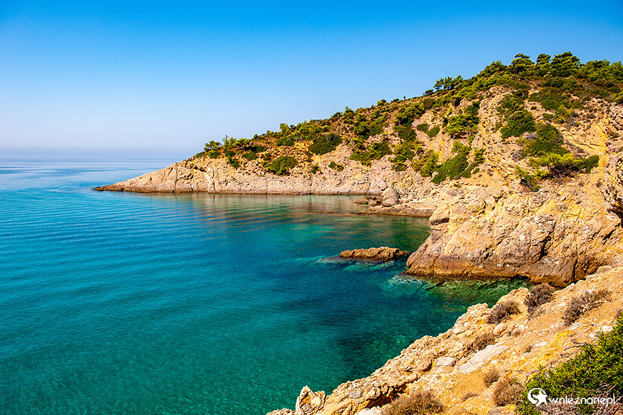 Thassos. Wspaniałe wybrzeże niedaleko Trypiti Beach. - foto: wnieznane.pl