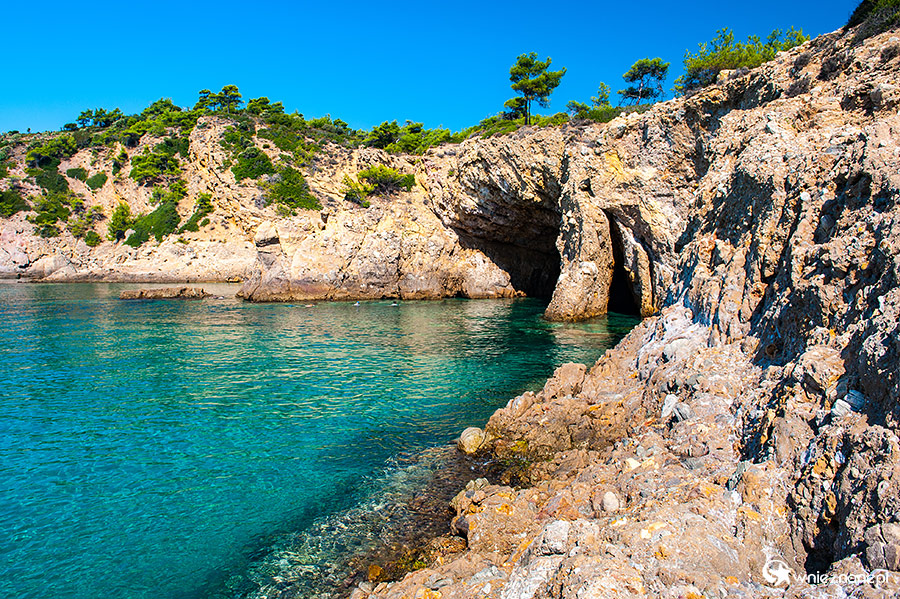 Thassos. Wybrzeże niedaleo plaży Trypiti. - foto: wnieznane.pl Thassos. Wybrzeże niedaleo plaży Trypiti. - foto: wnieznane.pl