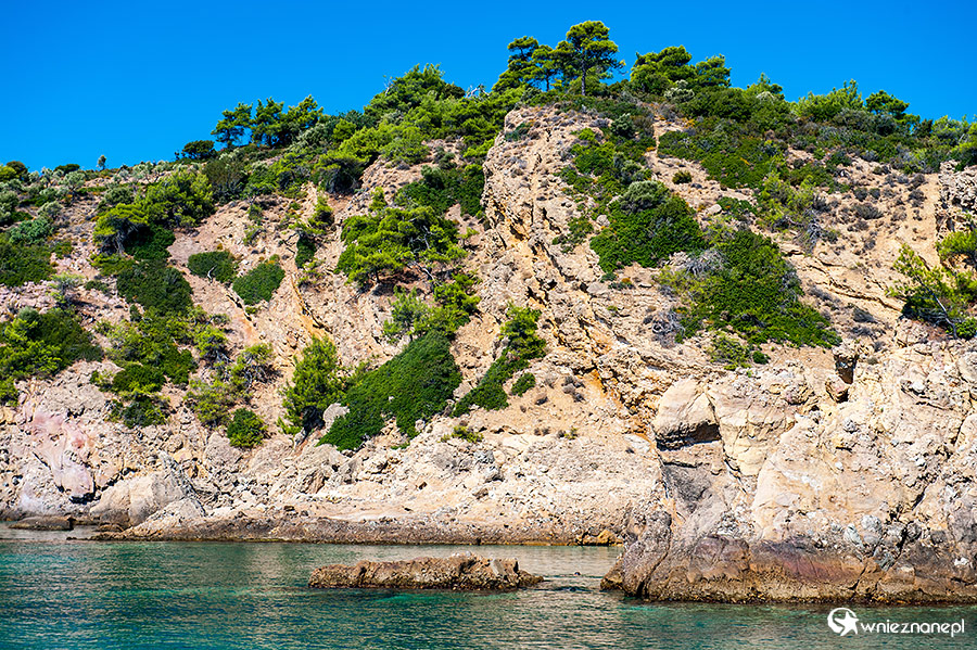 Thassos. Wybrzeże niedaleo plaży Trypiti. - foto: wnieznane.pl