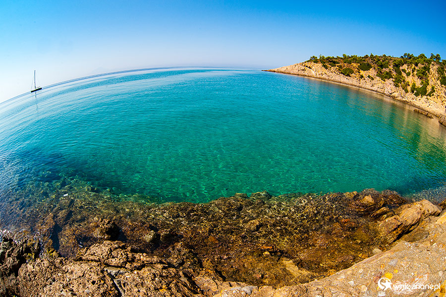Thassos. Wybrzeże niedaleo plaży Trypiti. - foto: wnieznane.pl