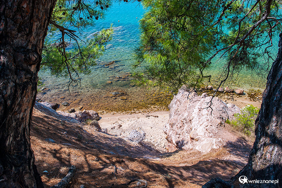 Thassos. Niewielka piaszczysta plaża Notos niedaleko miejscowości Potos. - foto: wnieznane.pl Thassos. Niewielka piaszczysta plaża Notos niedaleko miejscowości Potos. - foto: wnieznane.pl