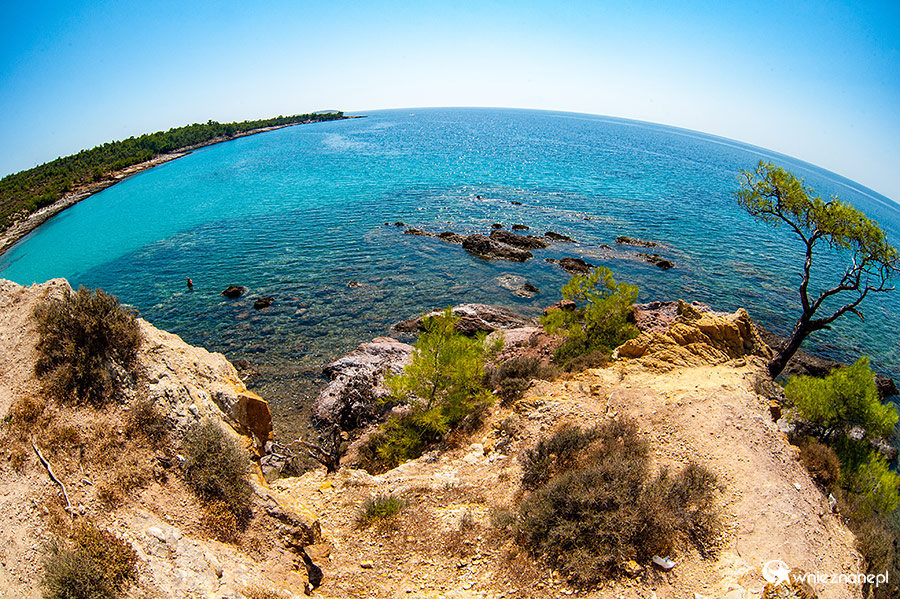 Thassos. Wybrzeże niedaleko Potos i plaży Notos. - foto: wnieznane.pl