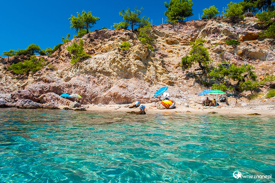 Thassos. Niewielka piaszczysta plaża Notos niedaleko miejscowości Potos. - foto: wnieznane.pl