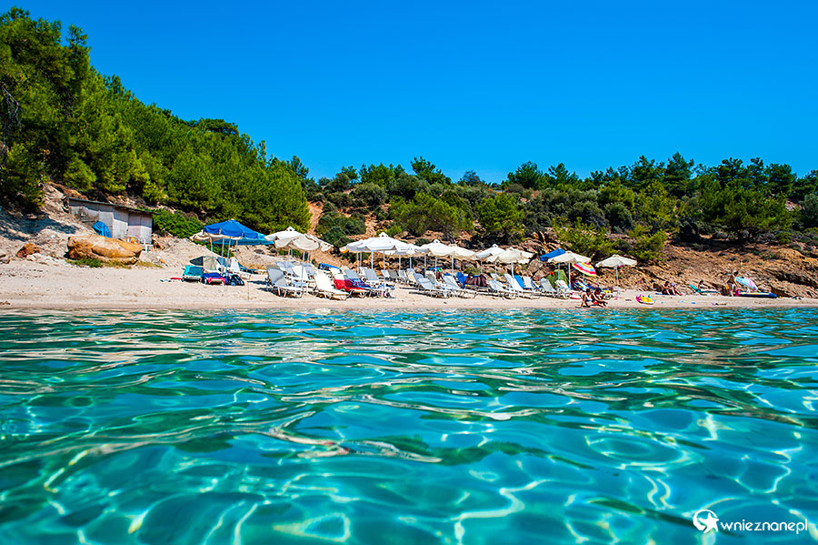 Thassos. Niewielka piaszczysta plaża Notos niedaleko miejscowości Potos. - foto: wnieznane.pl