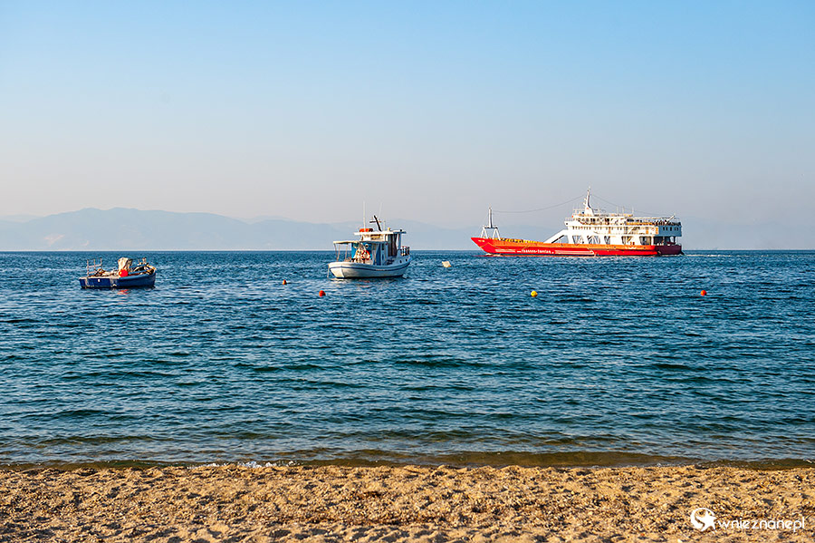 Thassos. Plaża w miejscowości Skala Sotiros, skąd kursują promy na ląd. - foto: wnieznane.pl