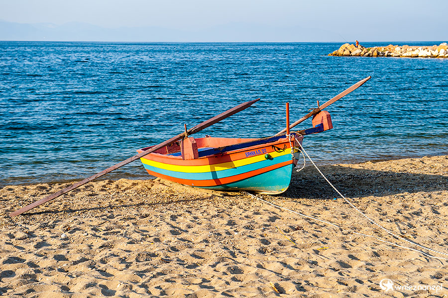 Thassos. Plaża w miejscowości Skala Sotiros, skąd kursują promy na ląd. - foto: wnieznane.pl