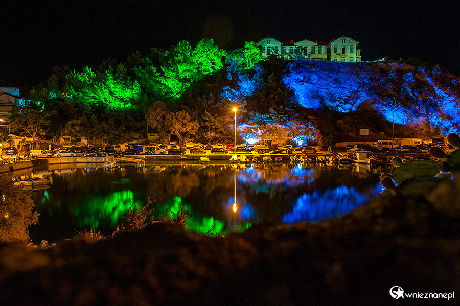 Thassos. Miejscowość Limenaria oświetlona po zmroku. - foto: wnieznane.pl
