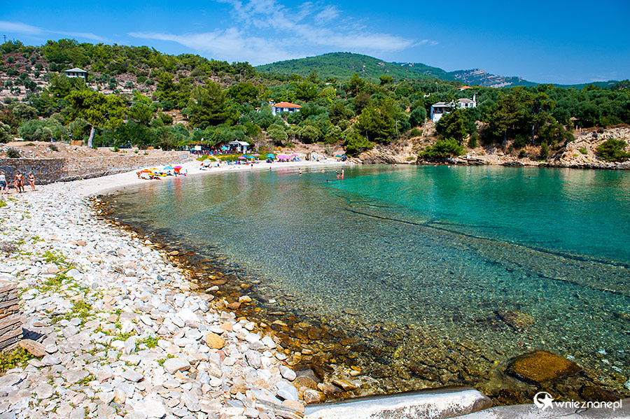 Thassos. Kamienista, wąska plaża w Aliki. - foto: wnieznane.pl