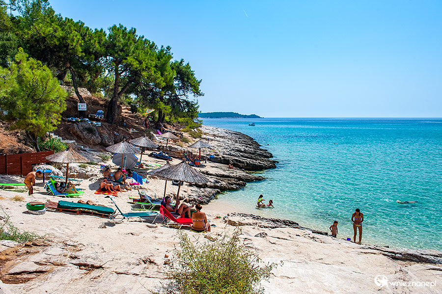 Thassos. Psili Ammos - jedna z ciekawszych i chętniej odwiedzanych plaż na wyspie z niesamowicie błękitną wodą. - foto: wnieznane.pl Thassos. Psili Ammos - jedna z ciekawszych i chętniej odwiedzanych plaż na wyspie z niesamowicie błękitną wodą. - foto: wnieznane.pl