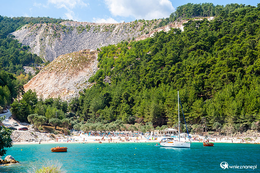 Thassos. Porto Vathi - druga z plaż z drobinkami marmuru zamiast piasku. W głębi kopalnia marmuru. - foto: wnieznane.pl