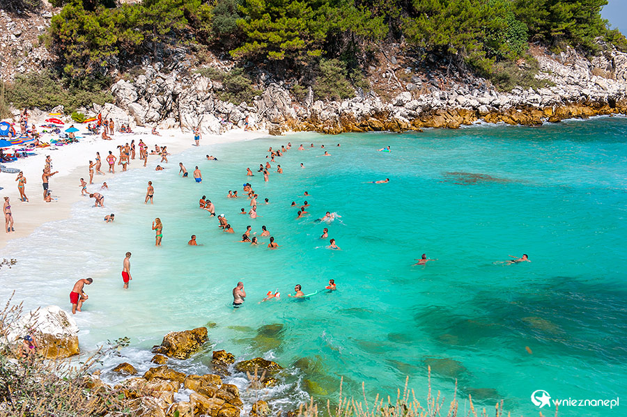 Thassos. Jedna z najpiękniejszych plaż na wyspie - Saliara (Marble Beach) z drobinkami białego marmuru zamiast piasku. - foto: wnieznane.pl
