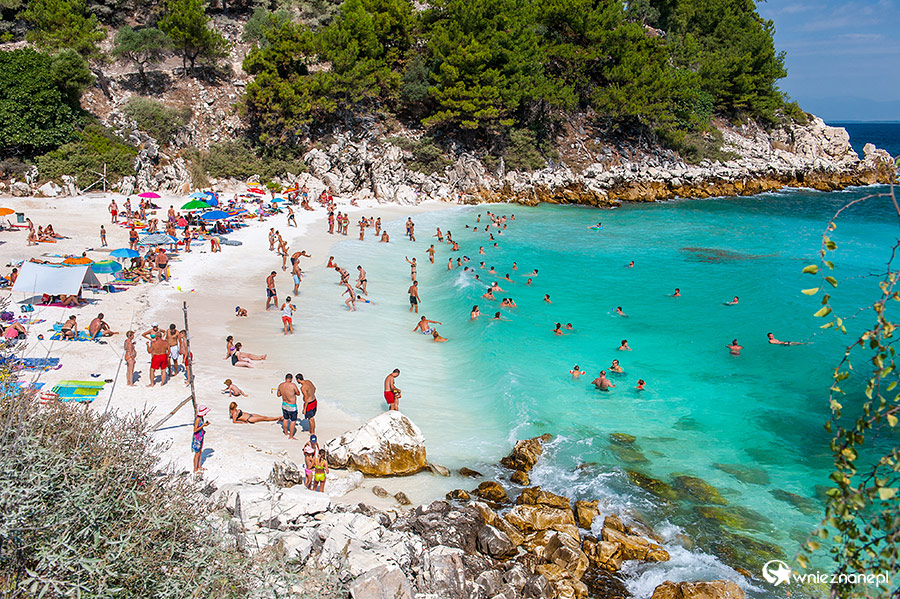 Thassos. Jedna z najpiękniejszych plaż na wyspie - Saliara (Marble Beach) z drobinkami białego marmuru zamiast piasku. - foto: wnieznane.pl Thassos. Jedna z najpiękniejszych plaż na wyspie - Saliara (Marble Beach) z drobinkami białego marmuru zamiast piasku. - foto: wnieznane.pl