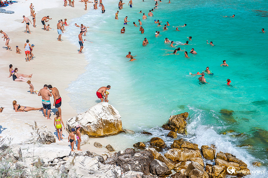 Thassos. Jedna z najpiękniejszych plaż na wyspie - Saliara (Marble Beach) z drobinkami białego marmuru zamiast piasku. - foto: wnieznane.pl