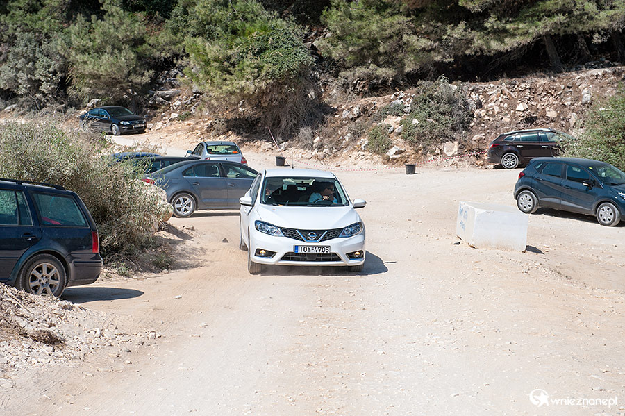 Thassos. Przy plaży Saliara bardzo trudno znaleźć miejsce do zaparkowania. - foto: wnieznane.pl Thassos. Przy plaży Saliara bardzo trudno znaleźć miejsce do zaparkowania. - foto: wnieznane.pl