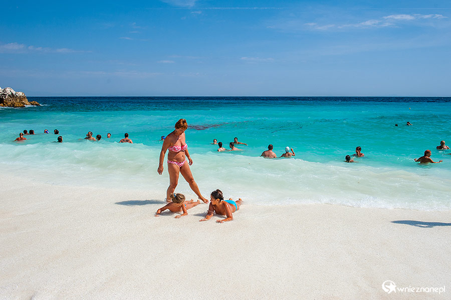 Thassos. Jedna z najpiękniejszych plaż na wyspie - Saliara (Marble Beach) z drobinkami białego marmuru zamiast piasku. - foto: wnieznane.pl