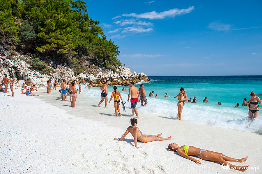 Thassos. Jedna z najpiękniejszych plaż na wyspie - Saliara (Marble Beach) z drobinkami białego marmuru zamiast piasku. - foto: wnieznane.pl