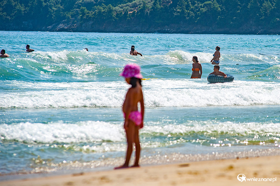Thassos. Wzburzone fale przy piaszczystej Golden Beach. - foto: wnieznane.pl Thassos. Wzburzone fale przy piaszczystej Golden Beach. - foto: wnieznane.pl