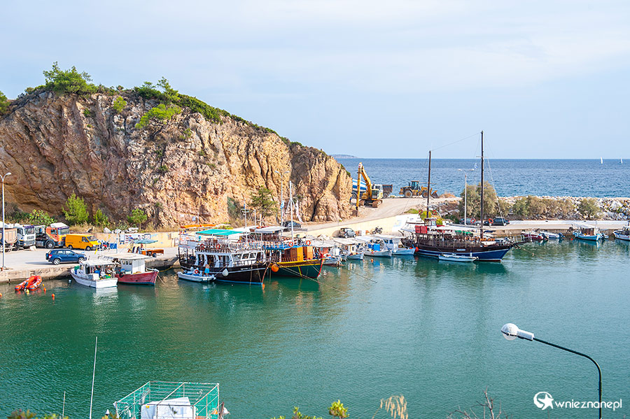 Thassos. Port w miejscowości Limenaria. - foto: wnieznane.pl Thassos. Port w miejscowości Limenaria. - foto: wnieznane.pl