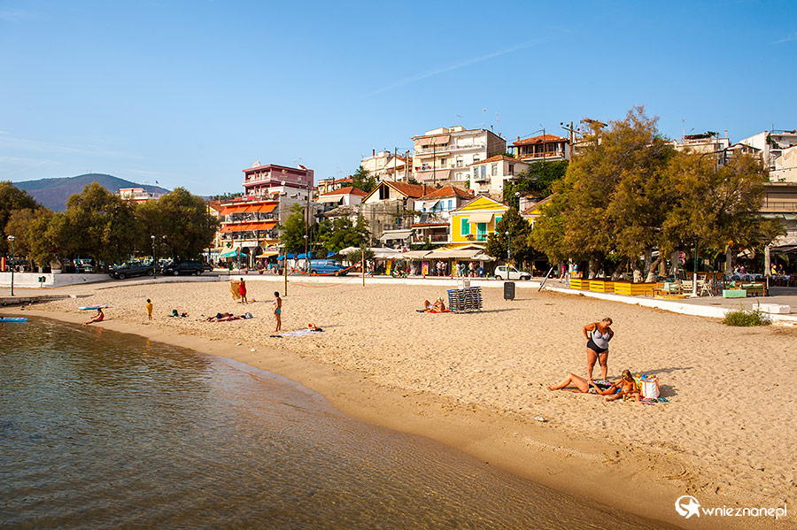 Thassos. Plaża w miejscowości Limenaria. - foto: wnieznane.pl