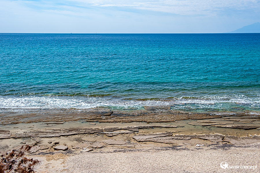 Thassos. Skalista plaża na zachodzie wyspy. - foto: wnieznane.pl Thassos. Skalista plaża na zachodzie wyspy. - foto: wnieznane.pl