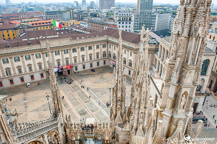 Mediolan. Widok z dachu katedry na miasto. - foto: wnieznane.pl