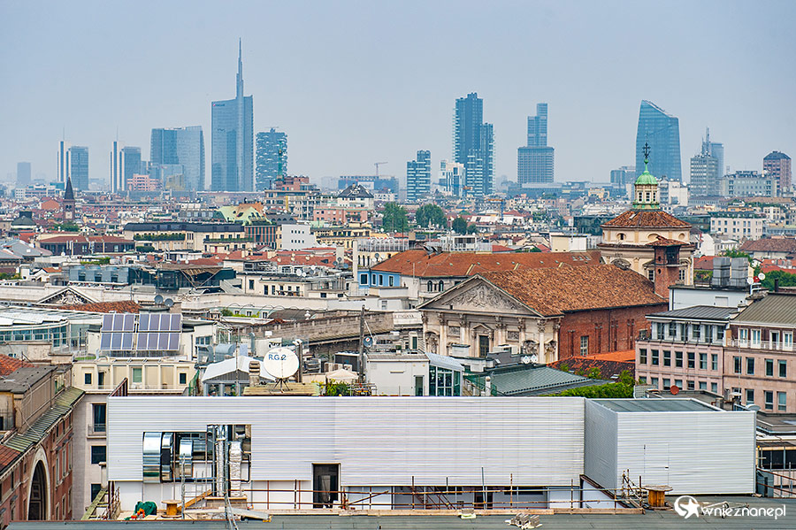 Mediolan. Widok z dachu katedry na miasto. - foto: wnieznane.pl